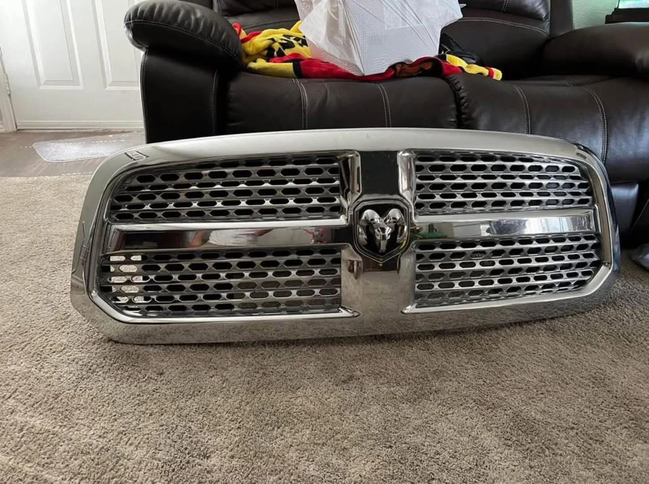 Used Front Grill for Ram 1500 2009-2018 for Sale - Image 2