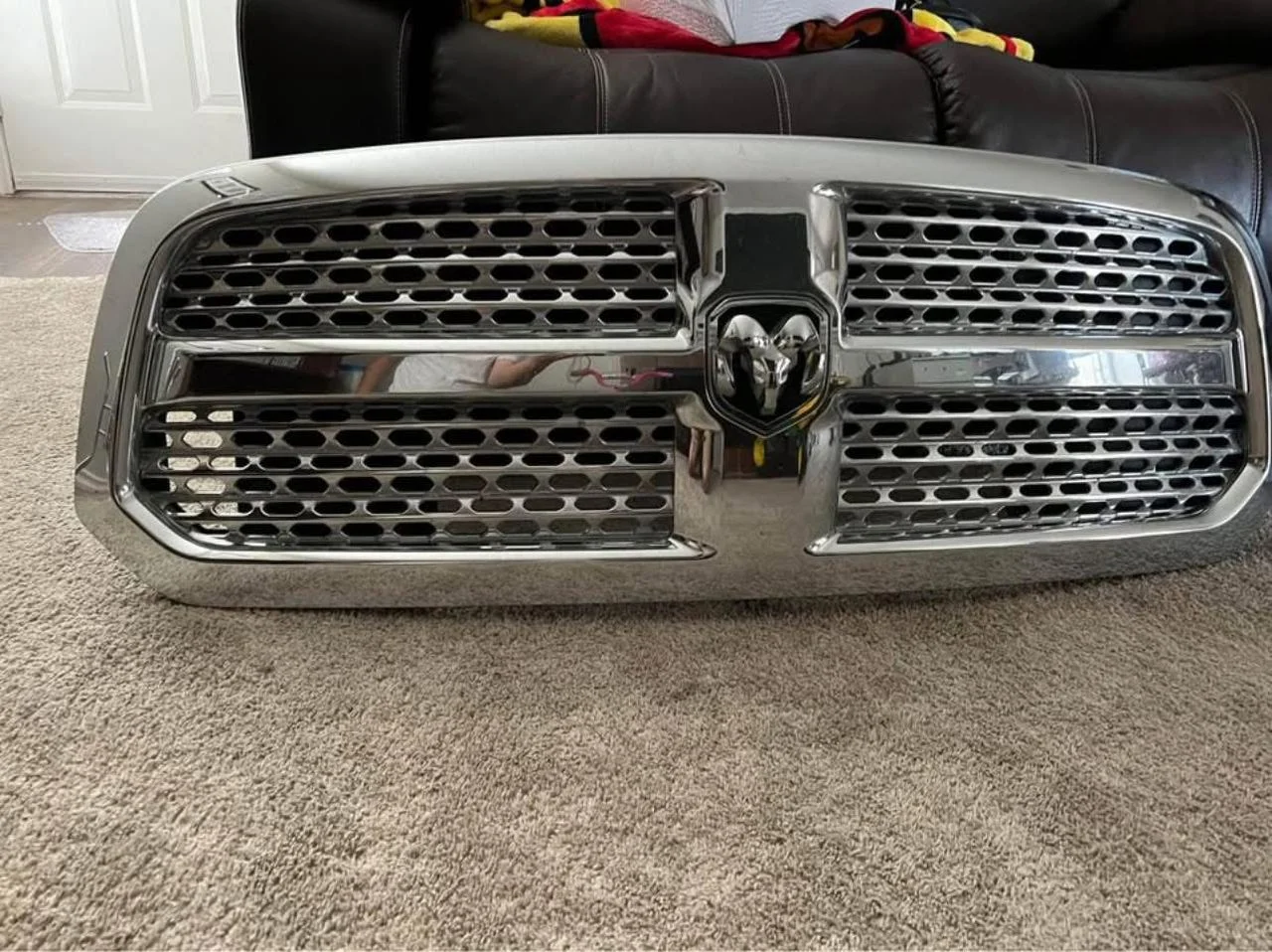 Used Front Grill for Ram 1500 2009-2018 for Sale - Image 3